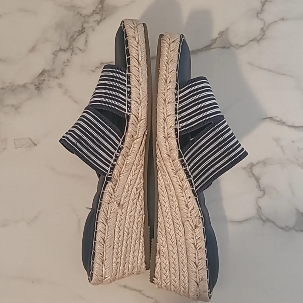 Me Too Cayman Navy Striped Wedge Slip-on Sandals Stretch Bands Wmns 9 Coastal